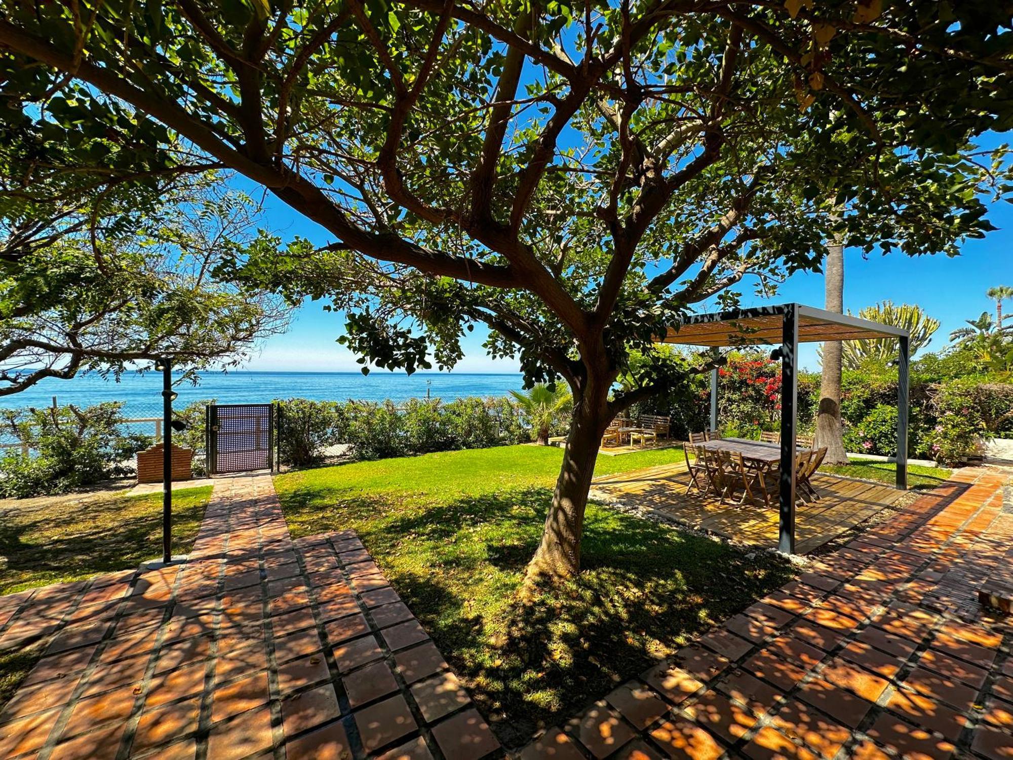 Villa Alboran Beachfront 9Pax Torre de Benagalbon Luaran gambar