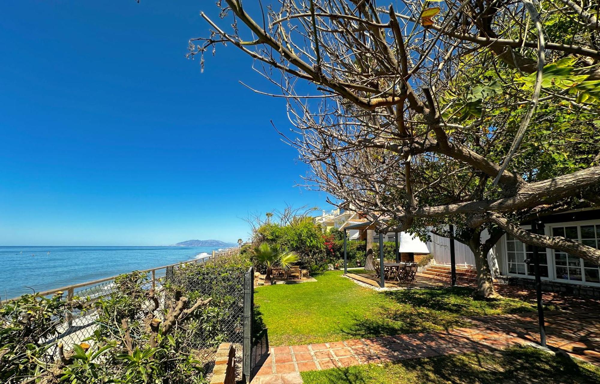 Villa Alboran Beachfront 9Pax Torre de Benagalbon Luaran gambar